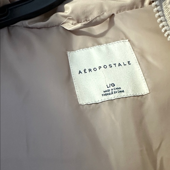 Aeropostale Light Beige Puffer Vest. Size large. No tags. Never worn. - Picture 3 of 5